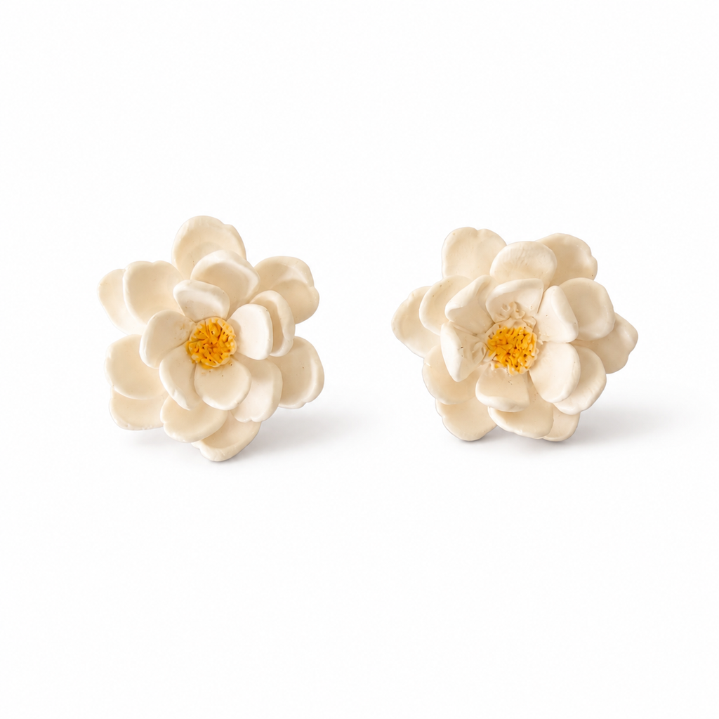 Gardenia Stud With Hook